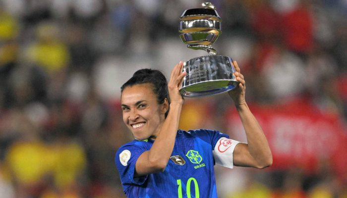 Marta ergue troféu de melhor jogadora da Copa América 
             -       
        Rodrigo Buendia - 2.ago.25/AFP