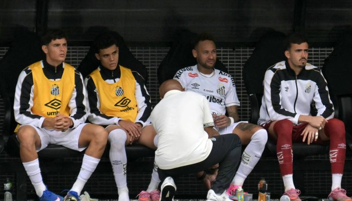 Neymar recebe atendimento na panturrilha após sua substituição na partida do Santos contra o Coritiba, no último domingo; foi detectado um edema
             -       
        Nelson Almeida - 17.mai.25/AFP