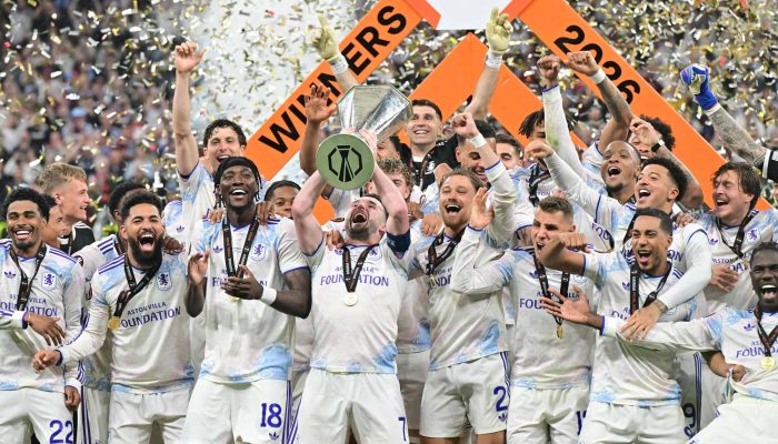 Capitão John McGinn ergue troféu da Liga Europa e celebra com seus companheiros no Besiktas Park, em Istambul, na Turquia
             -       
        Stefano Rellandini/AFP