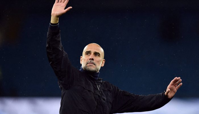 Guardiola acena para torcedores após duelo entre Manchester City e Crystal Palace no Etihad Stadium, em Manchester
             -       
        Peter Powell - 13.mai.26/Reuters