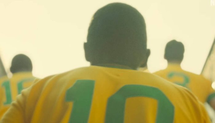 Zagallo (Bruno Mazzeo), à esq., e Pelé (Lucas Agrícola) em cena da série 'Brasil 70 - A Saga do Tri', da Netflix, que revisita a conquista do Brasil no México, 56 anos atrás  -              
                              
                  Iza Campos /                
              
                              Netflix