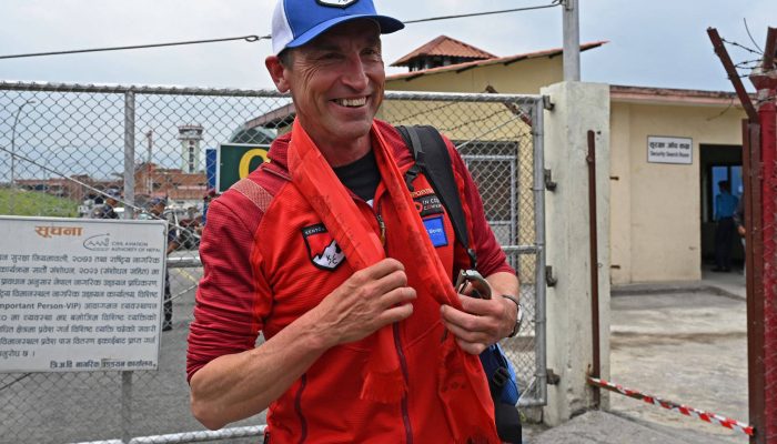 Alpinista britânico Kenton Cool em chegada ao aeroporto de Catmandu
             -       
        Prakash Mathema - 18.mai.25/AFP