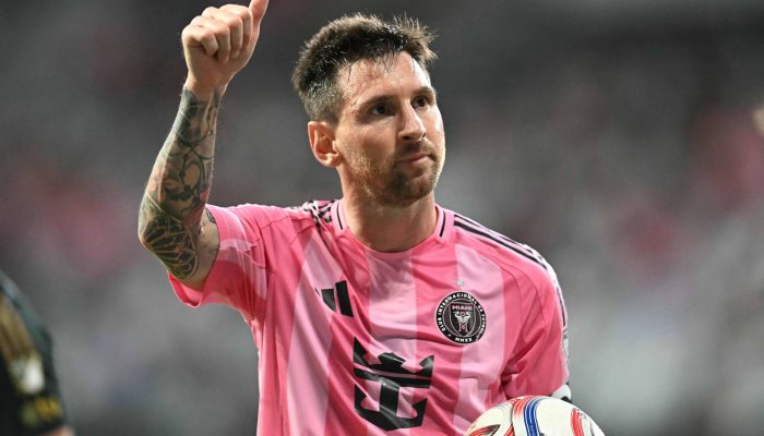 Messi acena para torcedores após vitória do Inter Miami sobre o Portland Timbers pela MLS, no Nu Stadium, em Miami
             -       
        Chandan Khanna - 17.mai.26/AFP
