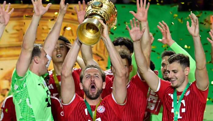 Harry Kane levanta o troféu da Copa da Alemanha, DFB Pokal
             -       
        John Macdougall-23.mai.2026/AFP