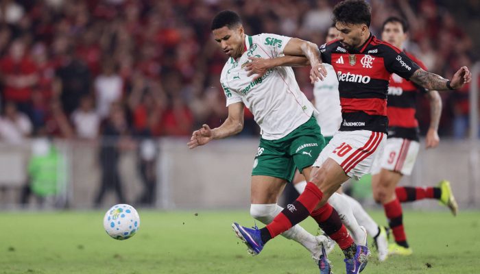 Lucas Paquetá, do Flamengo, em disputa com Murilo, do Palmeiras, no Maracanã
             -       
        Ricardo Moraes-23.mai.2026/Reuters