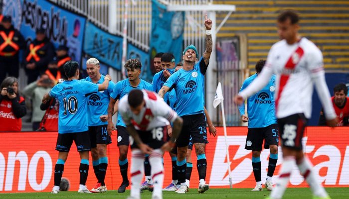 Jogadores do Belgrano comemoram gol de Leonardo Morales contra o River Plate no estádio Mario Alberto Kempes, em Córdoba
             -       
        Agustin Marcarian/Reuters