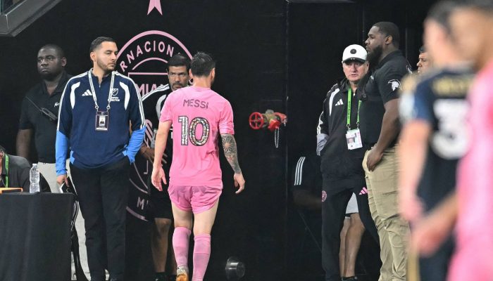 Messi deixa o campo após sentir lesão em duelo entre Inter Miami e Philadelphia Union no Nu Stadium, em Miami 
             -       
        Chandan Khanna - 24.mai.26/AFP