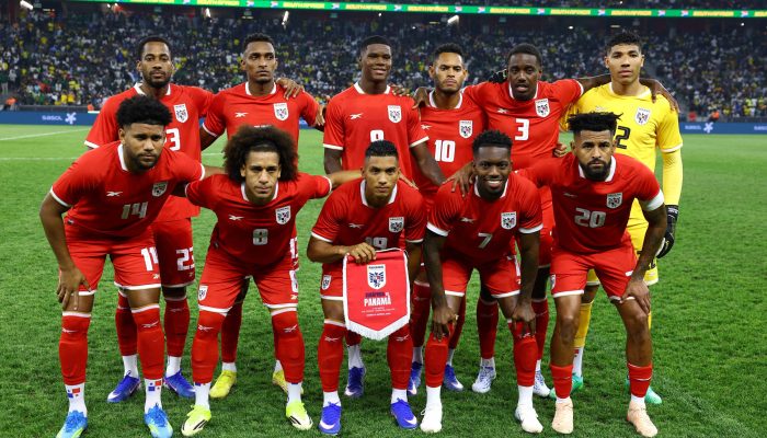 Jogadores do Panamá posam para foto protocolar antes de amistoso contra a África do Sul, na Cidade do Cabo 
             -       
        Esa Alexander - 31.mar.26/Reuters