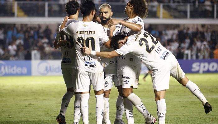 Jogadores do Santos celebram gol de Gabriel Bontempo 
             -       
        Marcelo Machado de Melo/Reuters