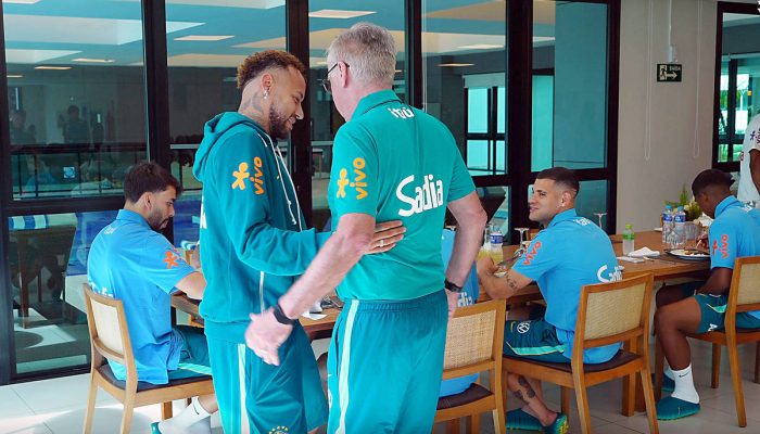 O atacante Neymar cumprimenta o técnico Carlo Ancelotti em sua chegada ao centro de treinamento da CBF, na Granja Comary, em Teresópolis
             -       
        Reproduçao TV CBF
