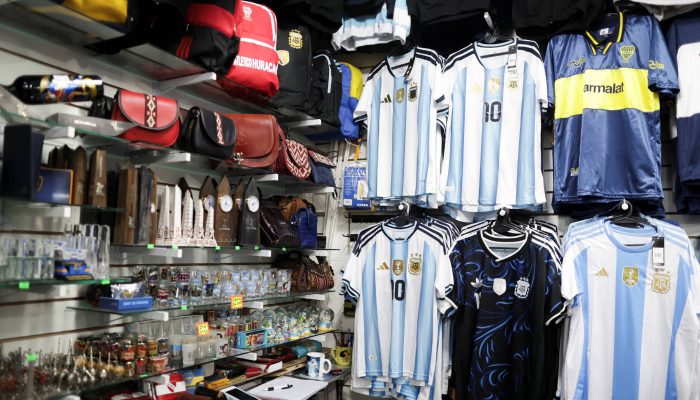 Camisas falsificadas da seleção argentina à venda em uma loja em Buenos Aires

             -       
        Francisco Loureiro - 22.mai.26/Reuters