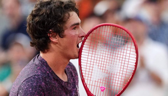 João Fonseca, 19, ao derrotar por 3 sets a 2 Novak Djokovic, 39, na terceira rodada de Roland Garros, em Paris
             -       
        Dimitar Dilkoff - 29.mai.26/AFP