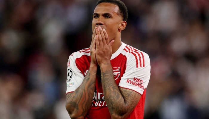 O zagueiro Gabriel Magalhães depois de perder o pênalti que resultou na derrota do Arsenal para o PSG na final da Liga dos Campeões da Europa, em Budapeste
             -       
        Phil Noble - 30.mai.26/Reuters