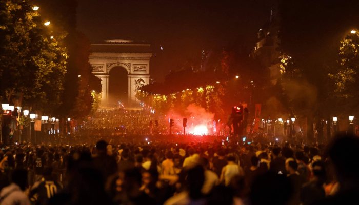 Torcedores do PSG se reúnem na avenida Champs-Élysées, em Paris, após a vitória do clube
             -       
        Romeo Boetzle/AFP
