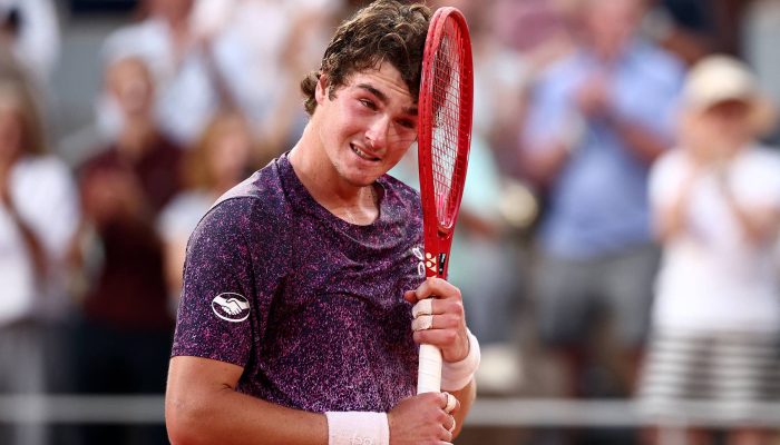 João Fonseca celebra vitória sobre Novak Djokovic 
             -       
        Guglielmo Mangiapane - 28.mai.26/Reuters