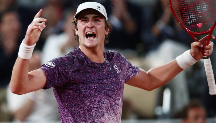 João Fonseca comemora ponto durante partida contra Casper Ruud no Roland Garros
             -       
        Guglielmo Mangiapane/Reuters