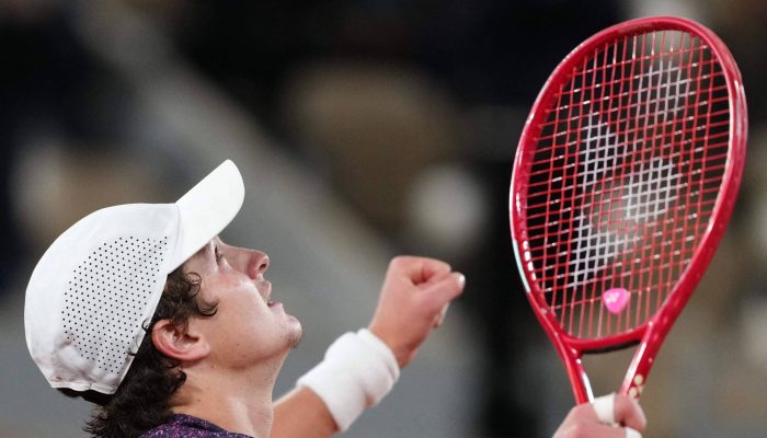 João Fonseca celebra após vencer o norueguês Casper Ruud em Roland Garros
             -       
        Dimitar Dilkoff/AFP