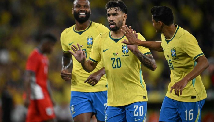 Paquetá (ao centro) celebra o quarto gol do Brasil contra o Panamá
             -       
        Mauro Pimentel/AFP