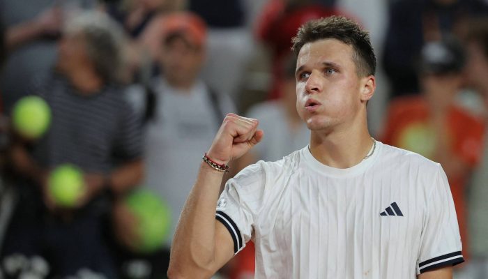 Tcheco Jakub Mensik celebra vitória sobre o russo Andrey Rublev; próxima partida será contra o brasileiro João Fonseca
             -       
        Thomas Samson - 31.mai.26/AFP