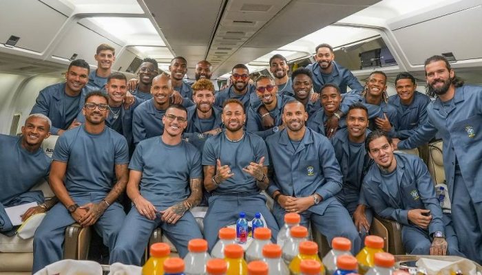 Delegação da seleção brasileira dentro do avião no embarque para os Estados Unidos, onde buscará o hexacampeonato da Copa do Mundo de futebol
             -       
        Nelson Terme/Divulgação CBF