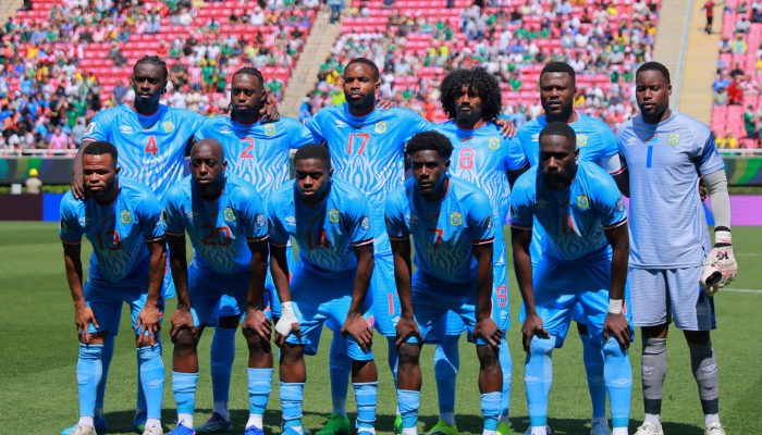 Jogadores da República Democrática do Congo posam para foto protocolar antes de duelo contra a Jamaica pelas Eliminatórias, em Guadalajara, no México 
             -       
        Eloisa Sanchez - 31.mar.26/Reuters