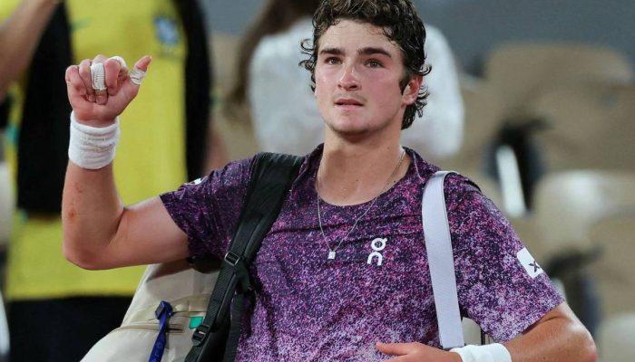 Jo&atilde;o Fonseca ap&oacute;s perder para Jakub Mensik nas quartas de final de Roland Garros, na Fran&ccedil;a
             -       
        Thomas Samson/AFP