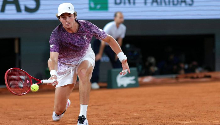 João Fonseca em ação na derrota para Jakub Mensik
             -       
        Thomas Samson/AFP