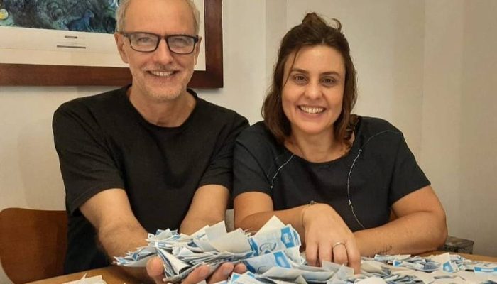 Sérgio Talocchi e Patrícia Meirelles começaram na Copa de 2022 a campanha de coleta e destinação correta dos papeizinhos em que as figurinhas vêm coladas
             -       
        Divulgação