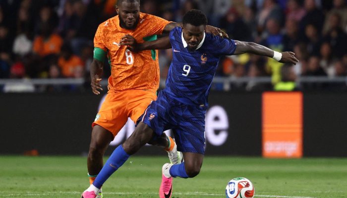 O meio-campista da Costa do Marfim, Franck Kessié, e o atacante da França, Marcus Thuram, disputam a bola durante o amistoso internacional de futebol entre França e Costa do Marfim
             -       
        Franck Fife -4.jun.2026/AFP