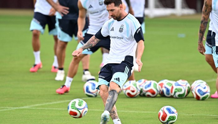 Messi durante treino da seleção argentina no Kyle Field Stadium, em College Station, no Texas
             -       
        Maria Lysaker/Imagn Images via Reuters Connect