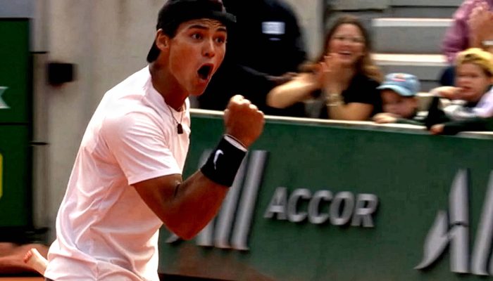 Goiano Luis Augusto Queiroz Miguel, 17, o Guto Miguel, celebra vitória sobre o norte-americano Michael Antonius, 16, por 6/3 e 6/4, na final juvenil de Roland Garros
             -       
        Reprodução/ESPN