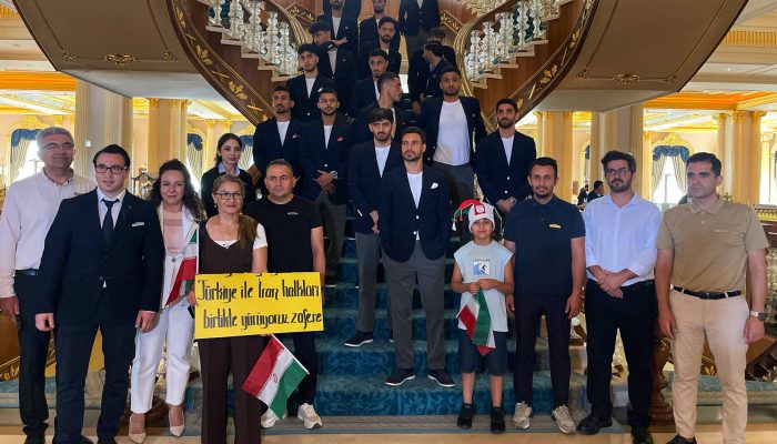 Mehdi Torabi e Alireza Jahanbakhsh posam com companheiros de time e torcedores no aeroporto de Antalya, na Turquia, antes da partida da delegação iraniana para o México, onde ficarão hospedados durante a Copa do Mundo
             -       
        Kaan Soyturk-6.jun.2026/Reuters