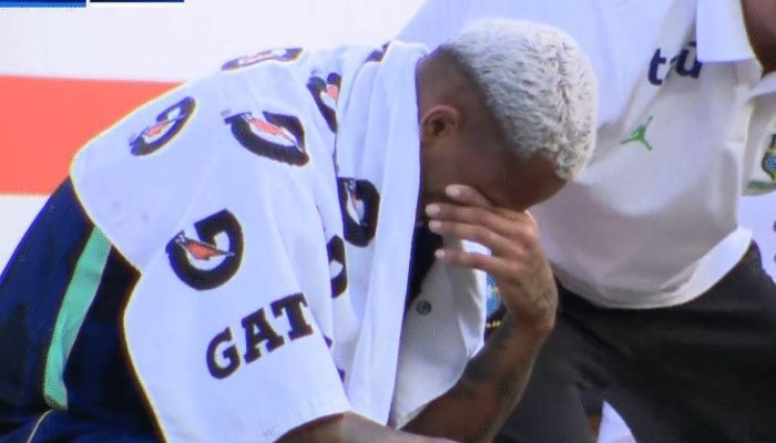 Wesley chora após deixar o campo lesionado durante duelo contra o Egito
             -       
        Reprodução