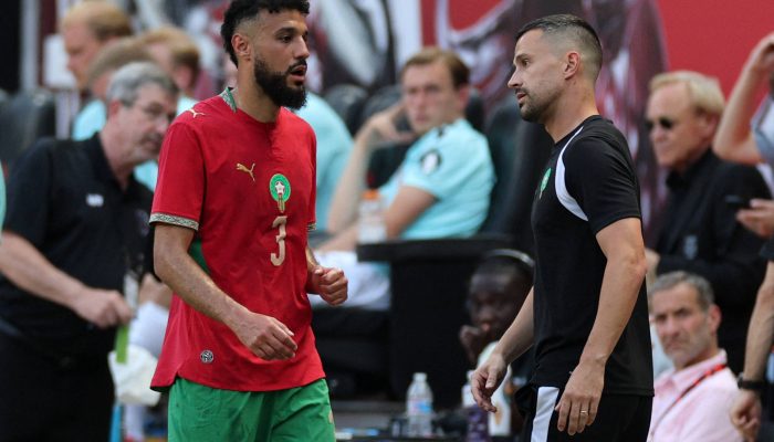Noussair Mazraoui deixa o gramado durante partida entre Marrocos e Noruega
             -       
        Vicent Carchietta - 7.jun.26/Getty Images via AFP