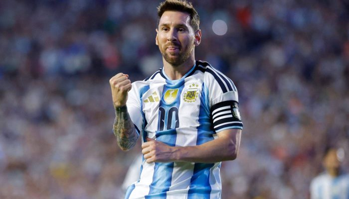 Messi comemora o seu gol, de pênalti, no segundo toque na bola durante a vitória sobre a Islândia em amistoso realizado em Auburn, Alabama
             -       
        Todd Kirkland/Getty Images via AFP