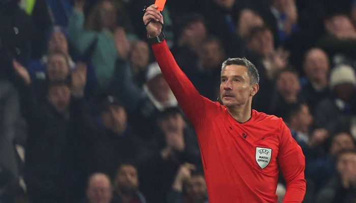 Árbitro Slavko Vincic dá cartão vermelho a jogador do Barcelona durante partida da Champions League; ele vai aputar Brasil e Marrocos
             -       
        Aadrian Dennis /AFP