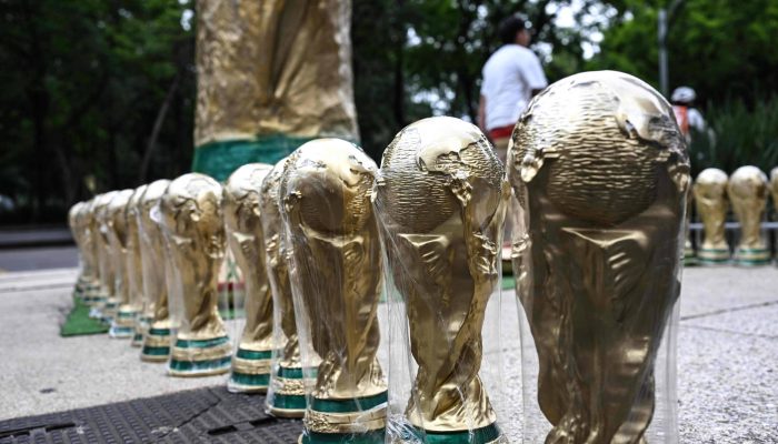 Réplicas da taça da Copa do Mundo vendidas em rua da Cidade do México, no México, um dos países-sede da competição em 2026
             -       
        Yuri Cortez/AFP