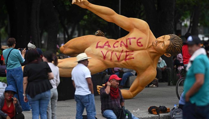 Escultura gigante da Copa do Mundo é derrubada durante protesto da CNTE na Cidade do México
             -       
        Carl de Souza - 2.jun.2026/AFP