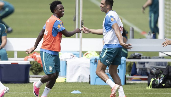 Vini Junior e Casemiro durante treino da seleção brasileira no CT Red Bulls Performance Center, em Morristown; Brasil estreia contra Marrocos neste sábado (13)
             -       
        Eduardo Anizelli/Folhapress