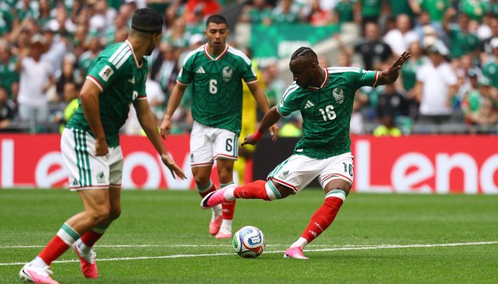 Julián Quiñones (16) chuta para marcar o primeiro gol do México no duelo contra a África do Sul, nesta quinta (11), no estádio Azteca
             -       
        Kai Pfaffenbach/Reuters