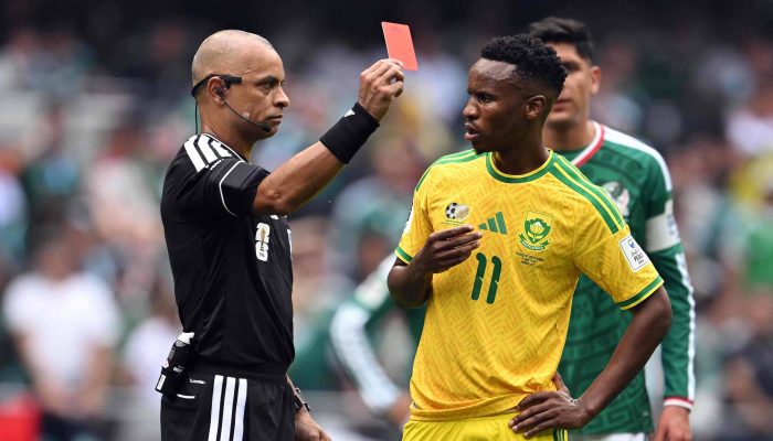 Wilton Pereira Sampaio mostra o cartão vermelho ao expulsar Themba Zwane, da África do Sul, na partida contra o México na Copa do Mundo
             -       
        Yuri Cortez/AFP