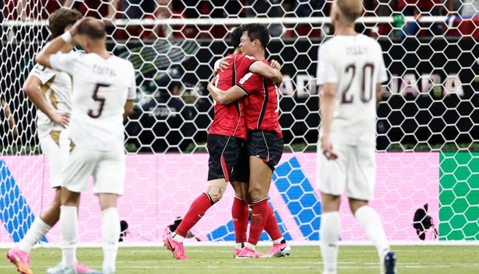 Jogadores sul-coreanos comemoram a vitória de virada por 2 a 1 sobre a República Tcheca na madrugada desta sexta (12) em Guadalajara, sob os olhares de 44.985 torcedores
             -       
        Ulises Ruiz/AFP