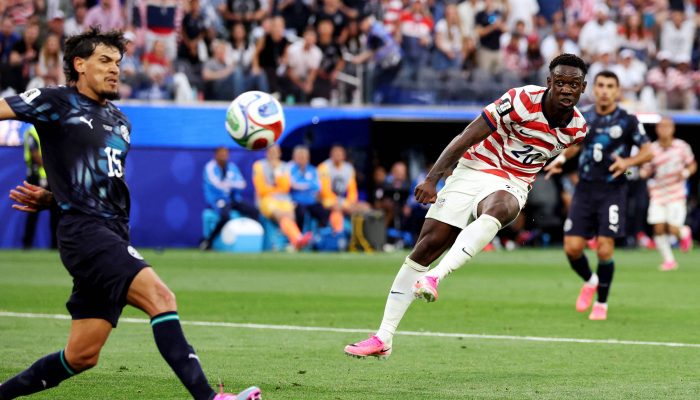 Folarin Balogun acerta um chutaço de canhota no ângulo do goleiro paraguaio Gill, marcando o 2º gol dele e o 3º dos EUA no duelo em Los Angeles
             -       
        Kiyoshi Mio/Imagn Images via Reuters