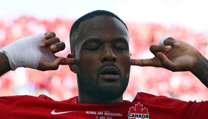 Cyle Larin celebra o gol contra a Bósnia na rodada de abertura da Copa do Mundo
             -       
        Cole Burston - 12.jun.26/AFP