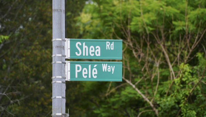 Cruzamento entre a Shea Road e a Meridian Road foi rebatizado de Pelé Way, no bairro do Queens, em Nova York
             -       
        Gerardo Romo - 10.jun.26/Divulgação NYC Council