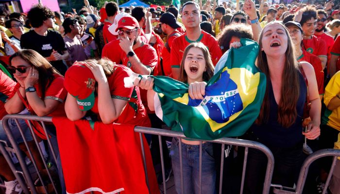 Brasileiros comemoram o gol de empate contra Marrocos no espaço da Fifa para torcidas no Brooklyn, em Nova York
             -       
        Leonardo Muñoz - 13.jun.26/AFP