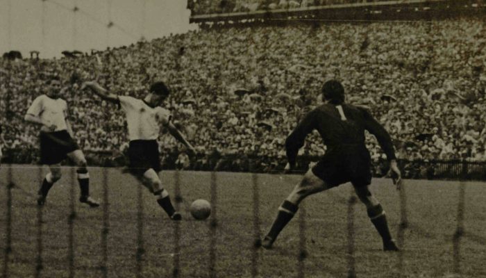 Helmut Rahn, da Alemanha, chuta para martar na fina da Copa de 1954 contra a Hungria; nesta Copa, seleção húngara bateu recorde de maior goleada
             -       
        Arquivo - 4.jul.1954/Acervo UH