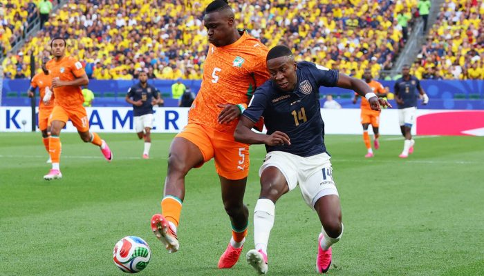 Marfinense Wilfried Singo (de laranja) disputa lance com o equatorano Alan Minda no duelo da noite deste domingo (14) no estádio da Filadélfia
             -       
        Mike Segar/Reuters