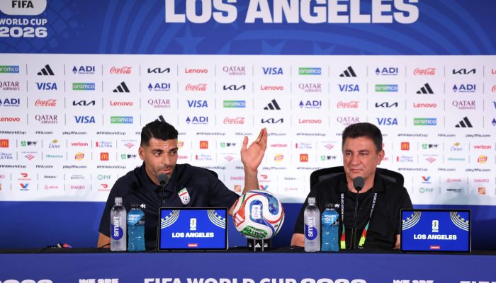 Jogador Mehdi Taremi e treinador Amir Ghalenoei em coletiva de imprensa
             -       
        Bai Xuefei - 14.jun.26/Xinhua