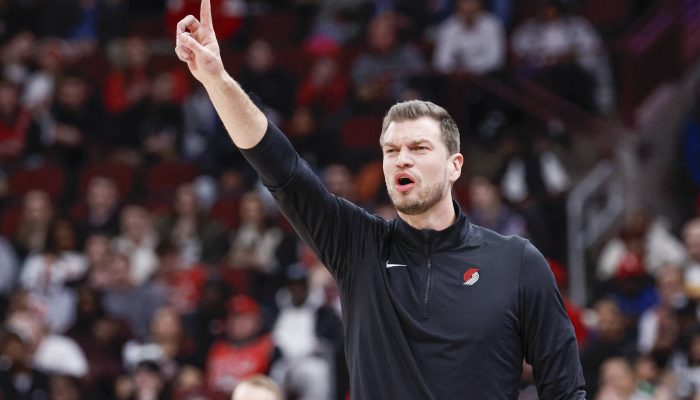 Tiago Splitter em partida do Portland Trail Blazers, do qual foi técnico interino na última temporada, contra o Chicago Bulls, time que pode assumir em breve
             -       
        Kamil Krzaczynski/Imagn Images via Reuters